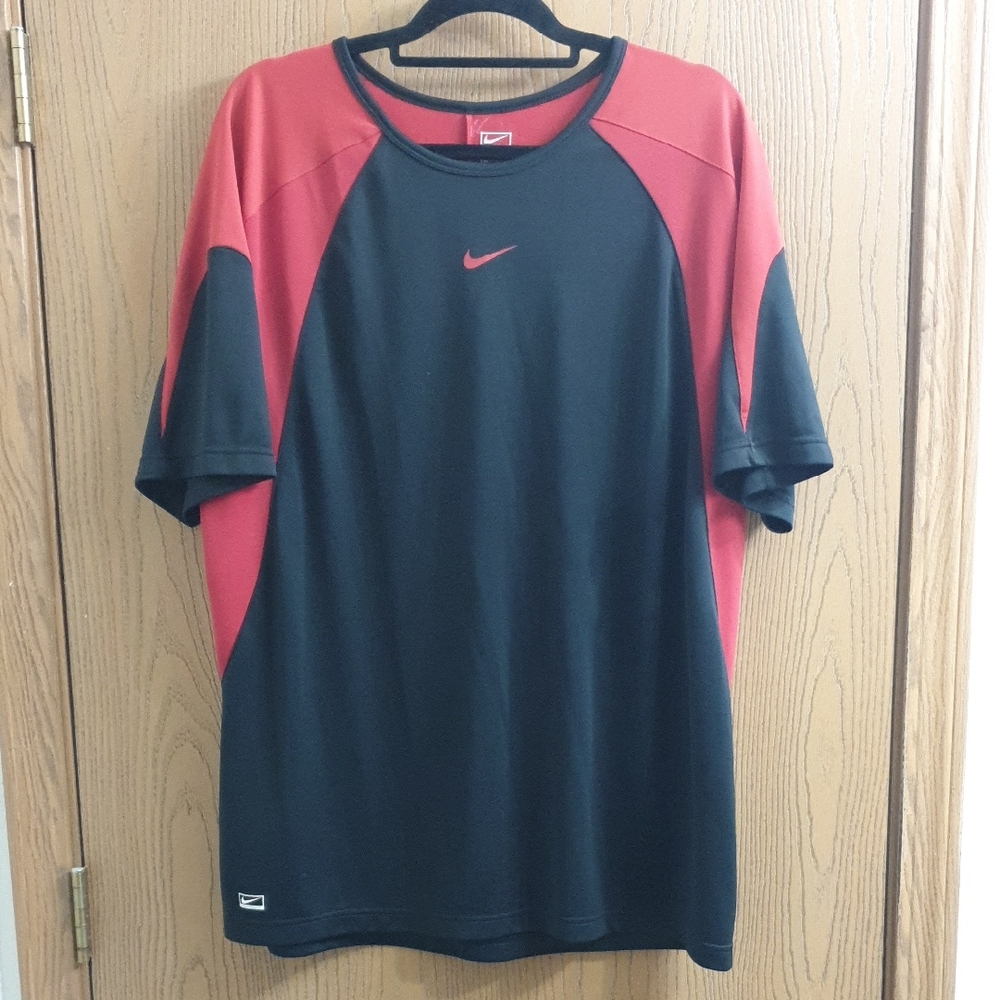 Nike Black and Red Short-Sleeve Athletic Tee
